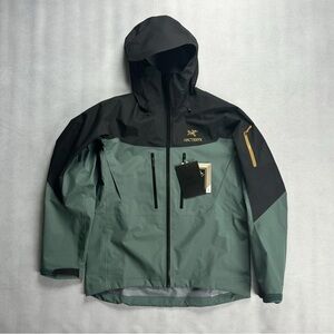 Arc'teryx Men's Black and Sage Green Ski Jacket